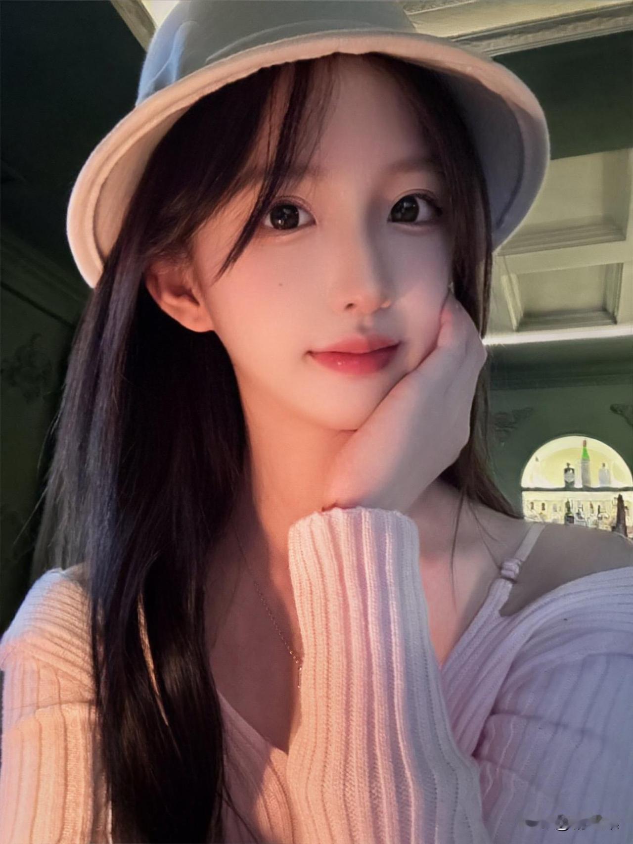阳光下的少女，温柔微笑，清新自然