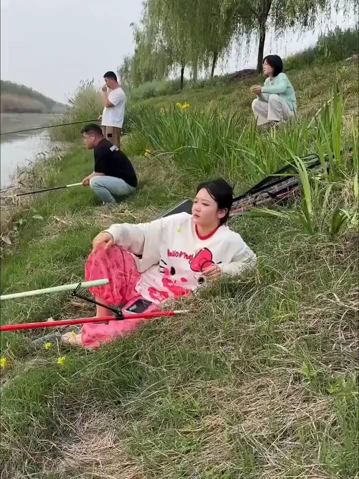 一日清闲一天之中就两口，除了点烟就解手，一口没有四处走。多鱼少，天天空军天天干，