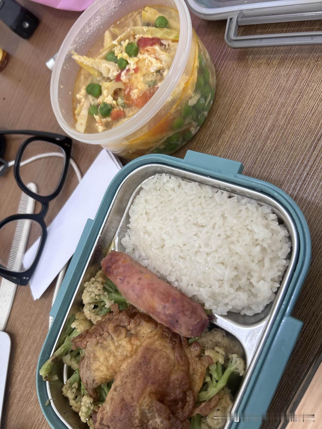 如果不缺钱，我大概还是会工作，但会换一种活法。
不为薪水妥协，不被KPI绑架，只