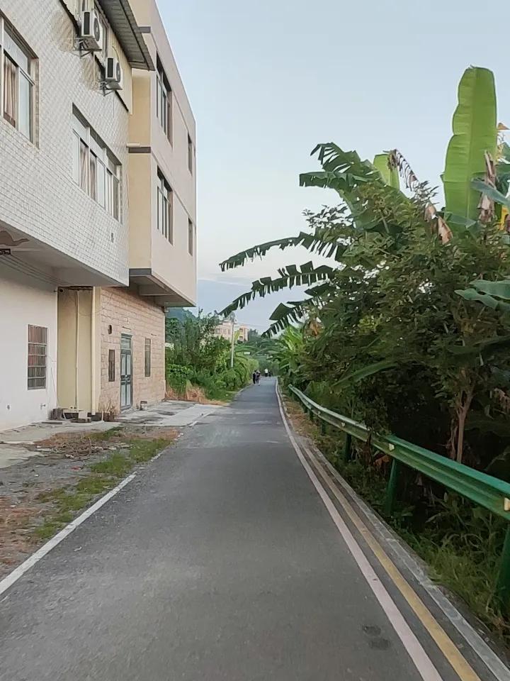 乡村原生态风景真的太绝了！上次我去乡下，随手一拍都是大片。
天空就像海蓝釉色的穹