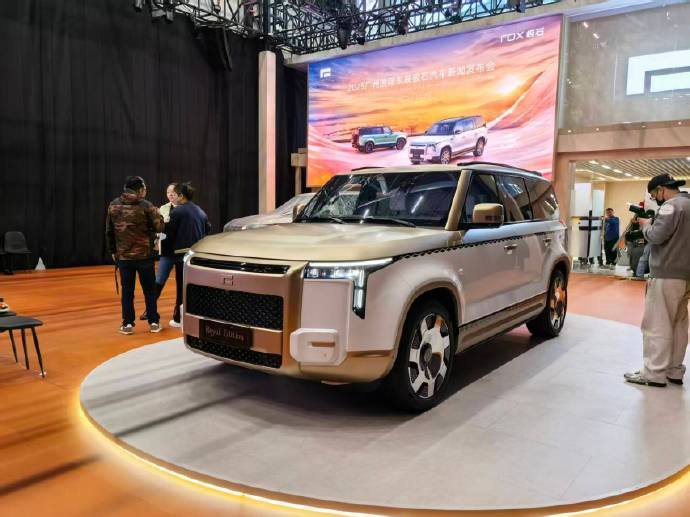 这台方盒子豪华SUV彻底颠覆我对硬派车型的认知。钻石格栅+T字大灯勾勒出独特前脸