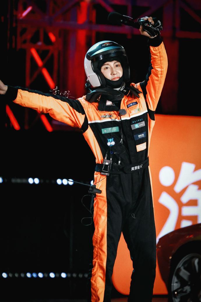 黄景瑜拉李承铉一起领奖 黄景瑜拿奖后没只顾着自己，拉上李承铉同站领奖台，手里的麦