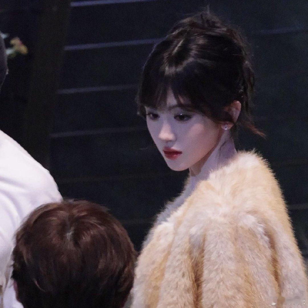 鞠婧祎路透娱乐圈文照进现实鞠婧祎这部剧的妆造都好漂亮，太美了，真该演一部现偶了 