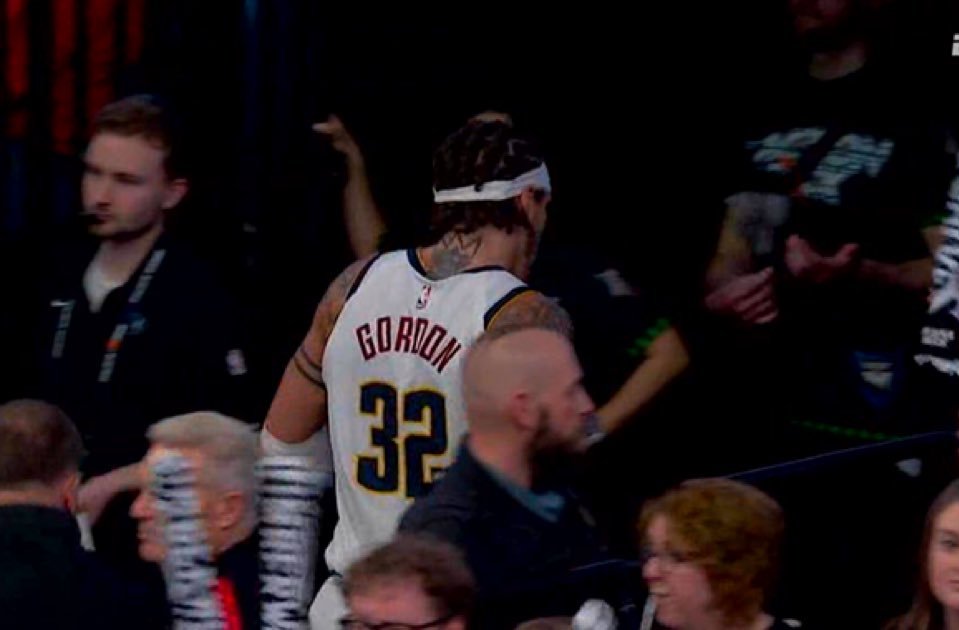 戈登也回更衣室了…本身就没好利索… 