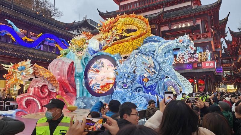 春节假期文旅消费增长，反映的可太多了。
这首先体现文化自信回归。传统文化不再是配