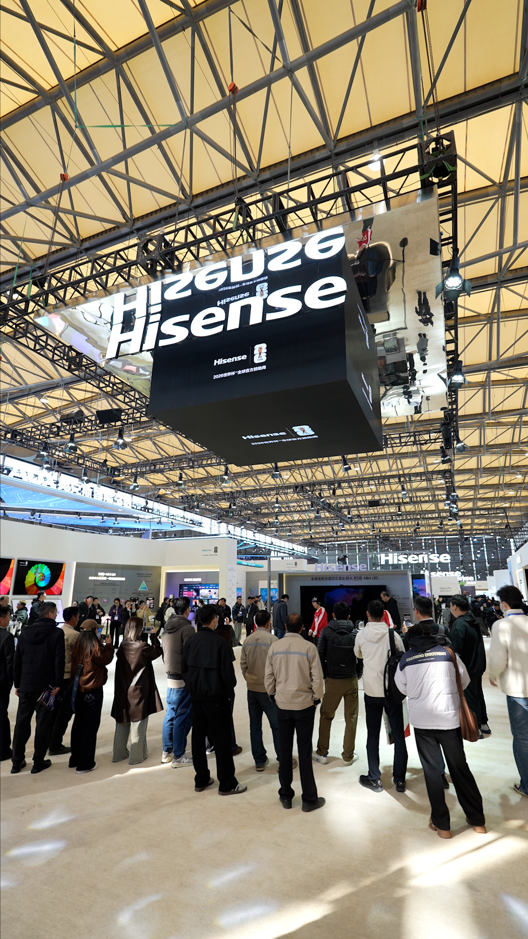 建议大家去记录感知幸福的瞬间 清晨阳光洒进房间，海信机器人已煮好咖啡，播放你爱的