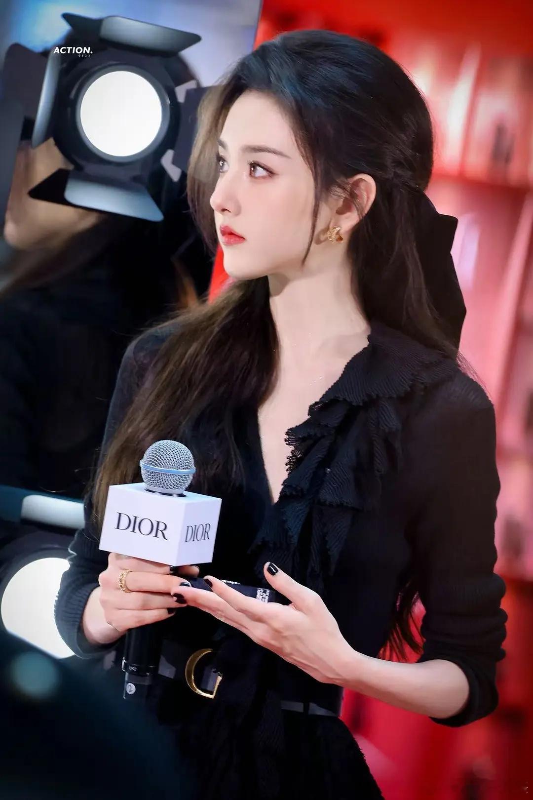 宋祖儿的腿  这只🦢真的好漂亮😍 ​​​