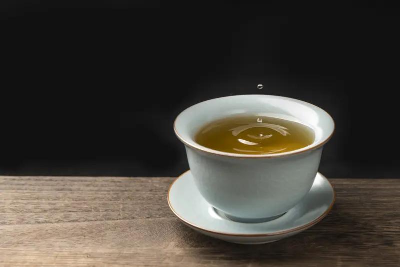 上联：半盏清茶观明月，诚邀下联下联：一缕暗香伴清风。友友请展示下联