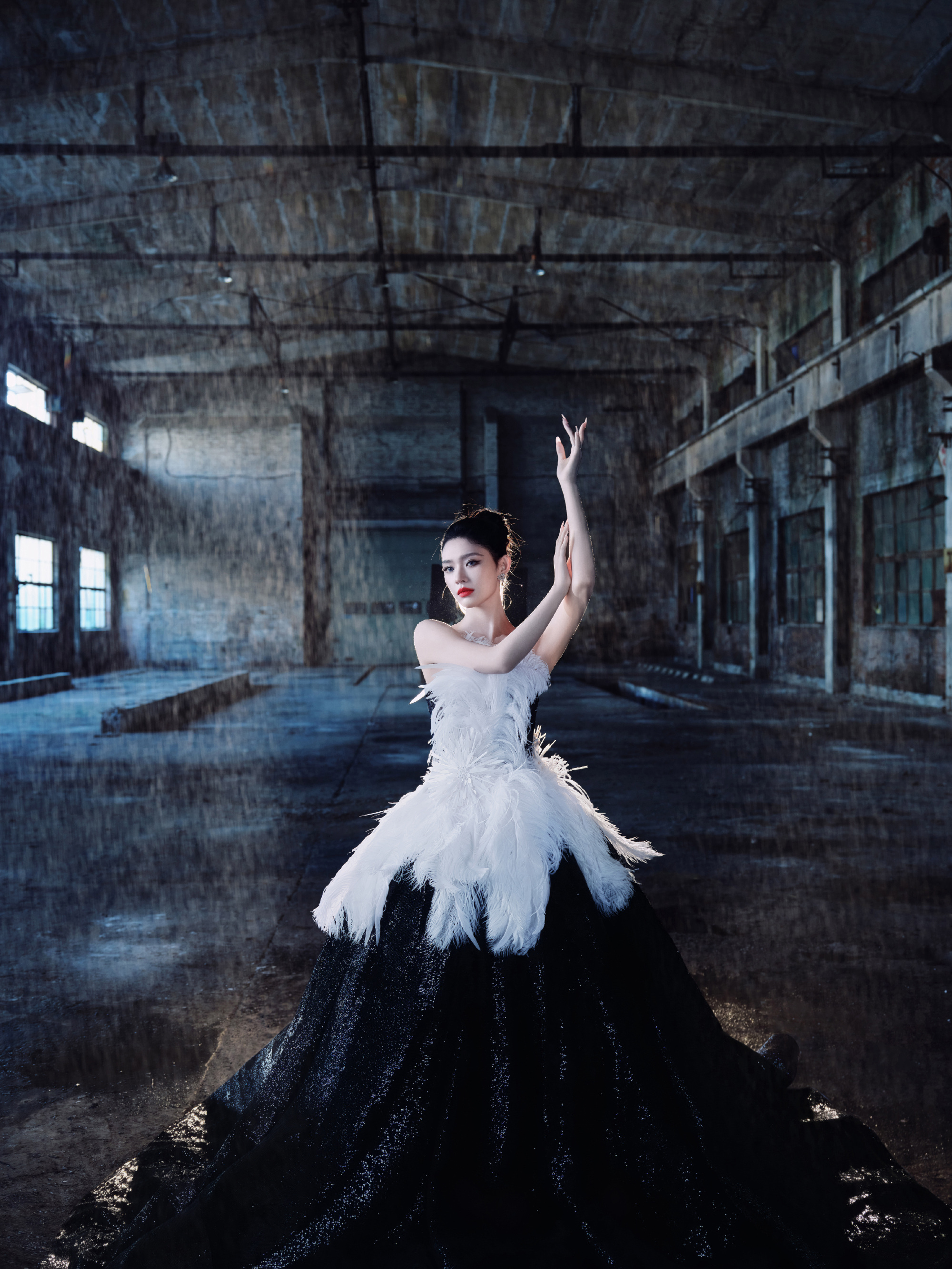 林允cos天鹅之梦 林允cos小乔“天鹅之梦”美出新高度！白羽毛抹胸配黑亮片裙摆