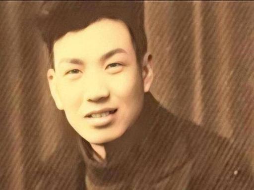 1947年，地下党员汪戈被捕，中统特务用刑时，特务主任李茂堂走了进来，对汪戈使个