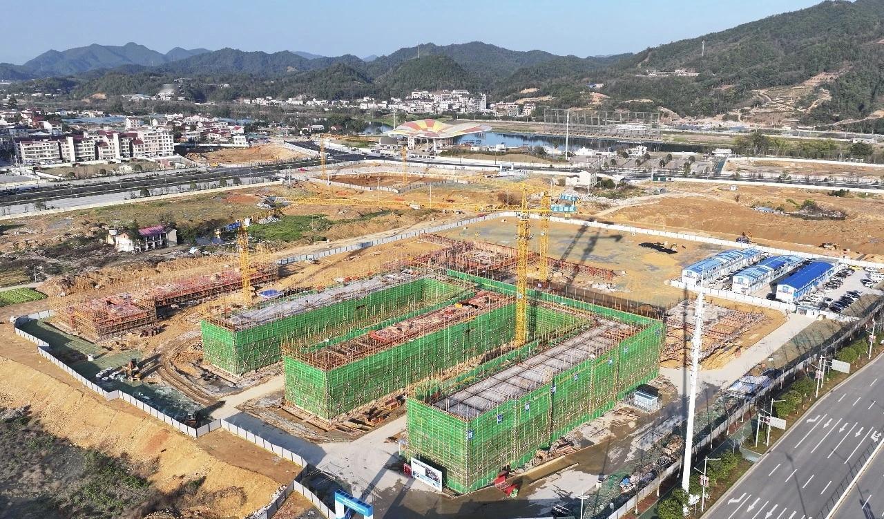 浏阳田家炳实验中学附属学校及幼儿园加速建设 预计4月底全面封顶
 
浏阳市田家炳