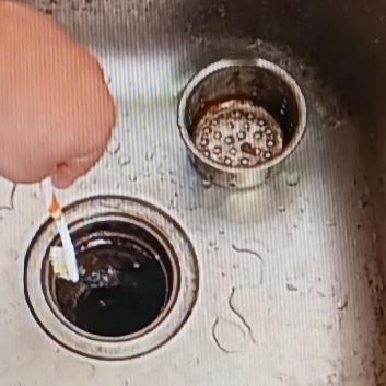 家人们，把牙刷毛剪短一半这招真绝了！我之前一直苦恼家里一些缝隙角落很难清洁，像厨