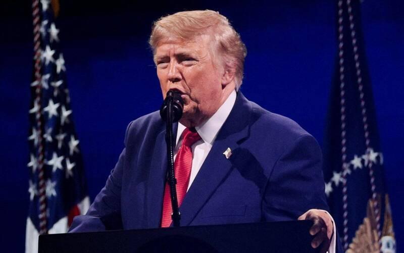 特朗普又迷之自信了起来，被多线牵制的美国硬要充当和事佬，总统亲自连线普京和泽连斯