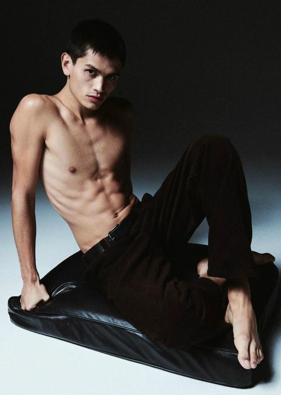 Sakua Kambong 是一位荷兰籍时尚男模特，生于荷兰，具有亚洲血统，以独