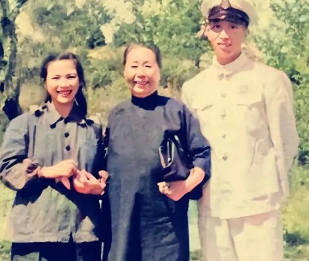 1906年，31岁的张作霖强势娶了18岁的许澍旸。大婚当夜，张作霖搂着许澍旸纤细