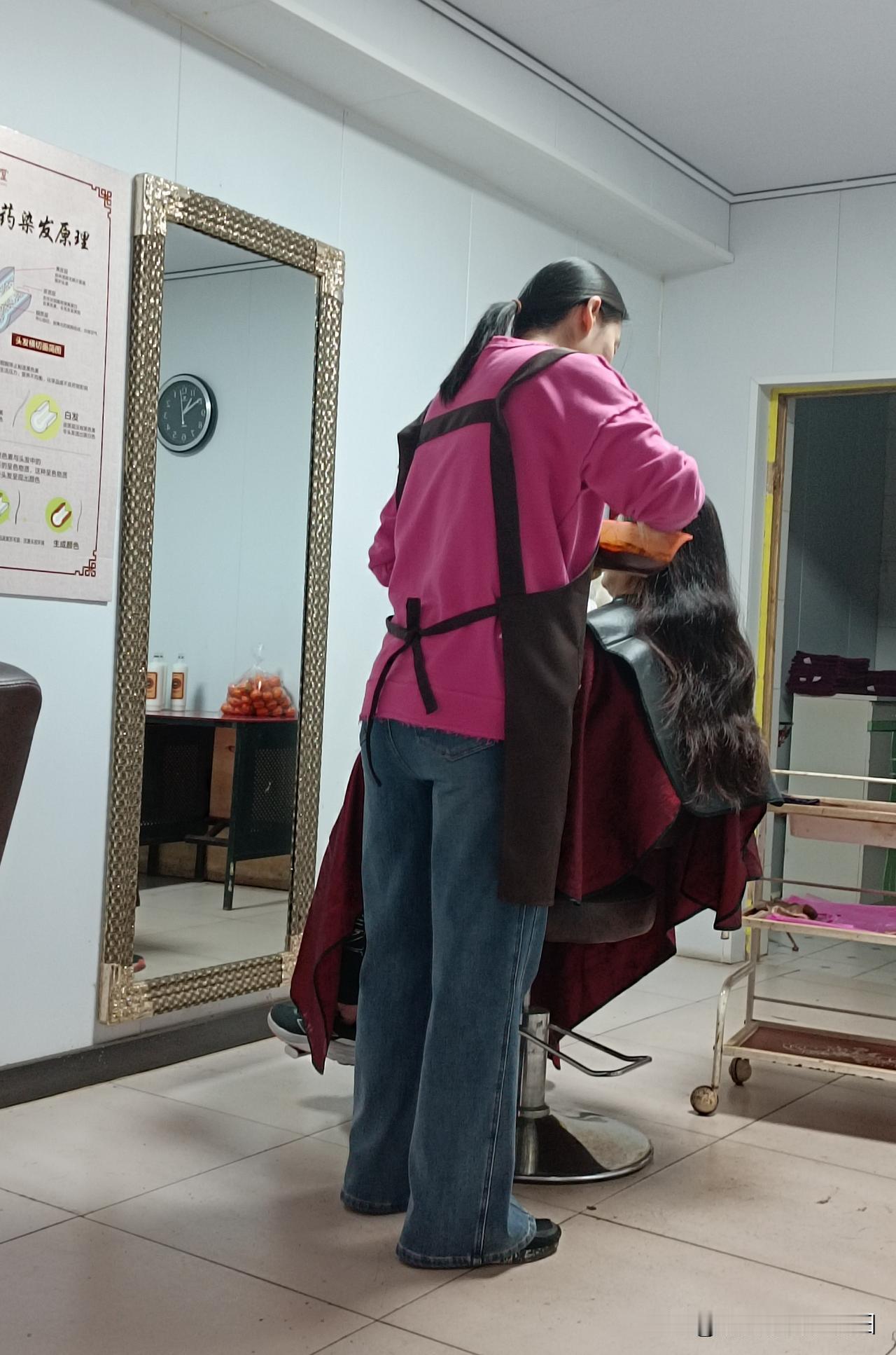 有钱没钱，美美过年
新年倒计时，仪式感被姐姐们拉满。邻居姐姐新卷发阳光下闪耀光芒