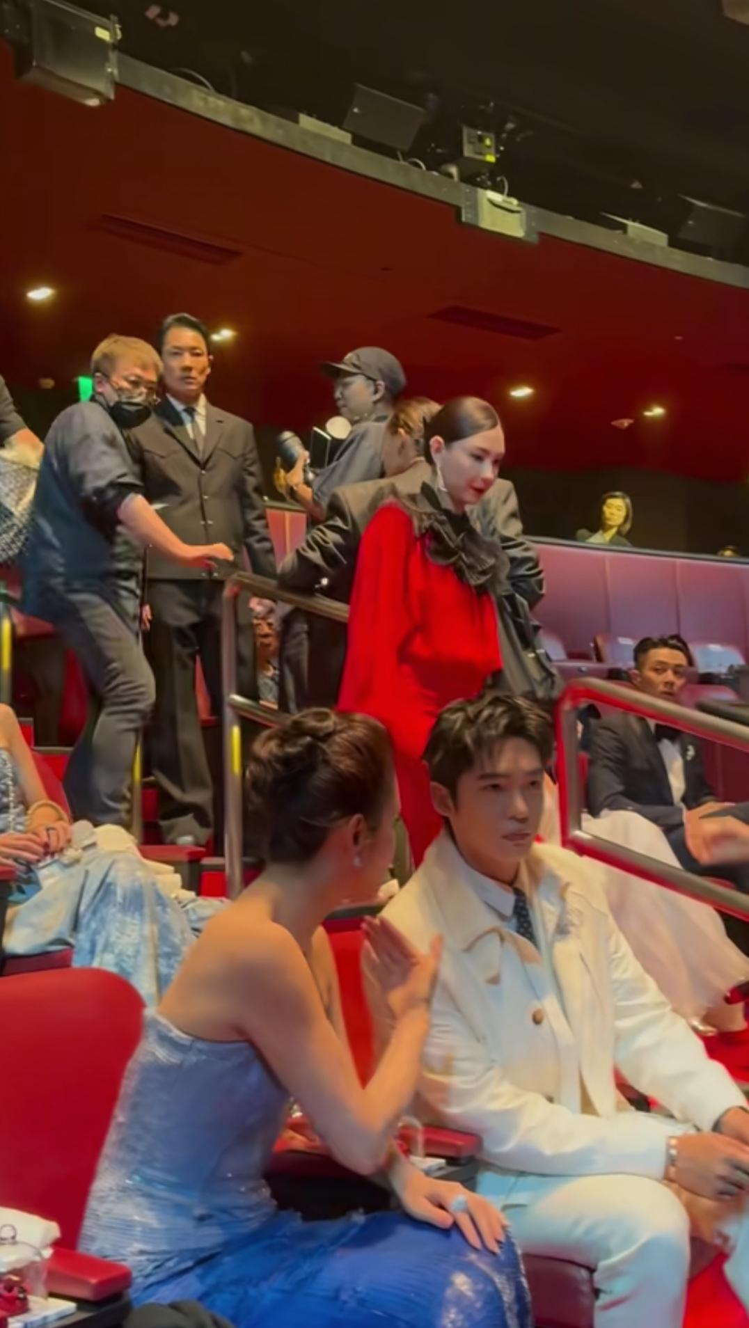 在葬礼上比美，才是香港娱乐圈最残酷的修罗场。
2003年送别梅姐那天，镜头扫过陈