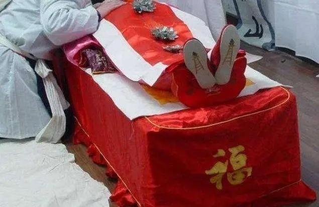 人死后为什么要穿寿衣？平常的衣服为什么不行？我奶奶去世了，工作人员让我挑一件寿衣