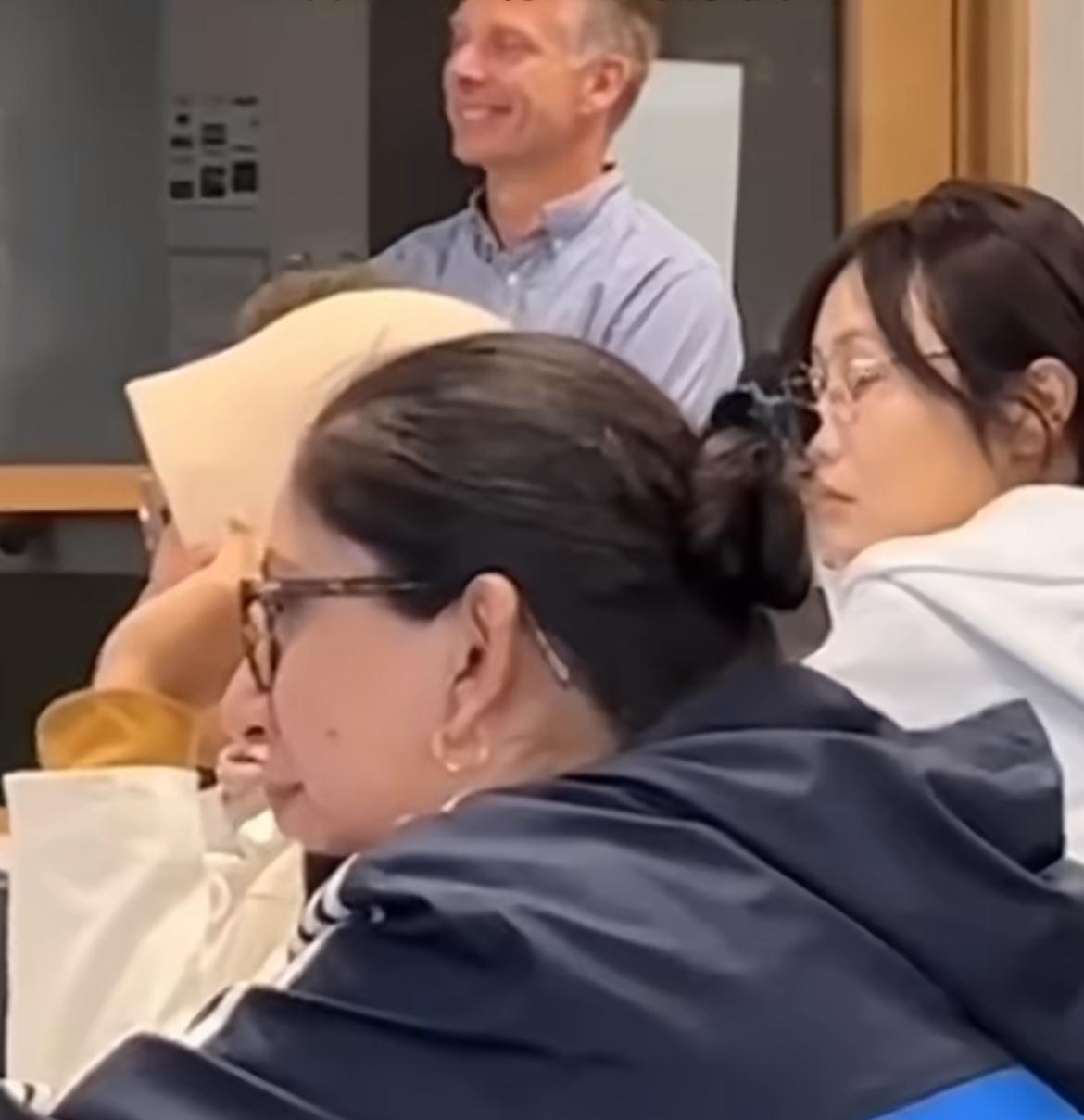 伯克利音乐学院，西藏留学生一开嗓让教授和学生都沦陷了，她的嗓音宛如中国画卷一般缓