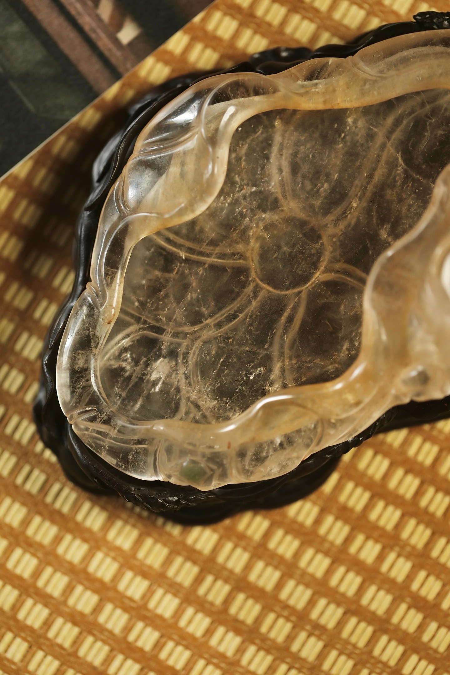 水晶 | 荷叶笔洗质地通透莹润，内含天然絮纹，器身随形巧雕，取荷叶舒展之态，边缘