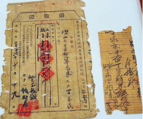 这事都登上央视新闻了！7月22日，安徽潜山的丁光义在老屋砖缝里，意外翻出一件爷爷