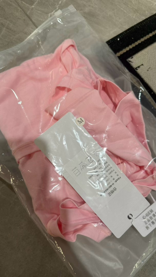 现在卖衣服的架子都好大哦，衣服质量做的又不行，语气态度还吊吊的 