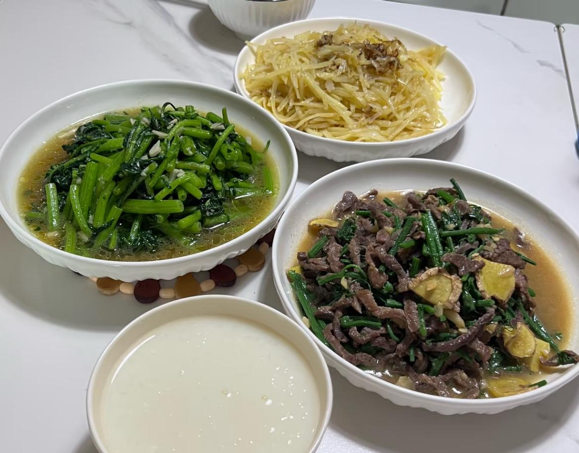 我家的菜现在都烧这样的，调味只有姜蒜盐味精生抽，肉的话炒前会提前腌制下 ，虽然清