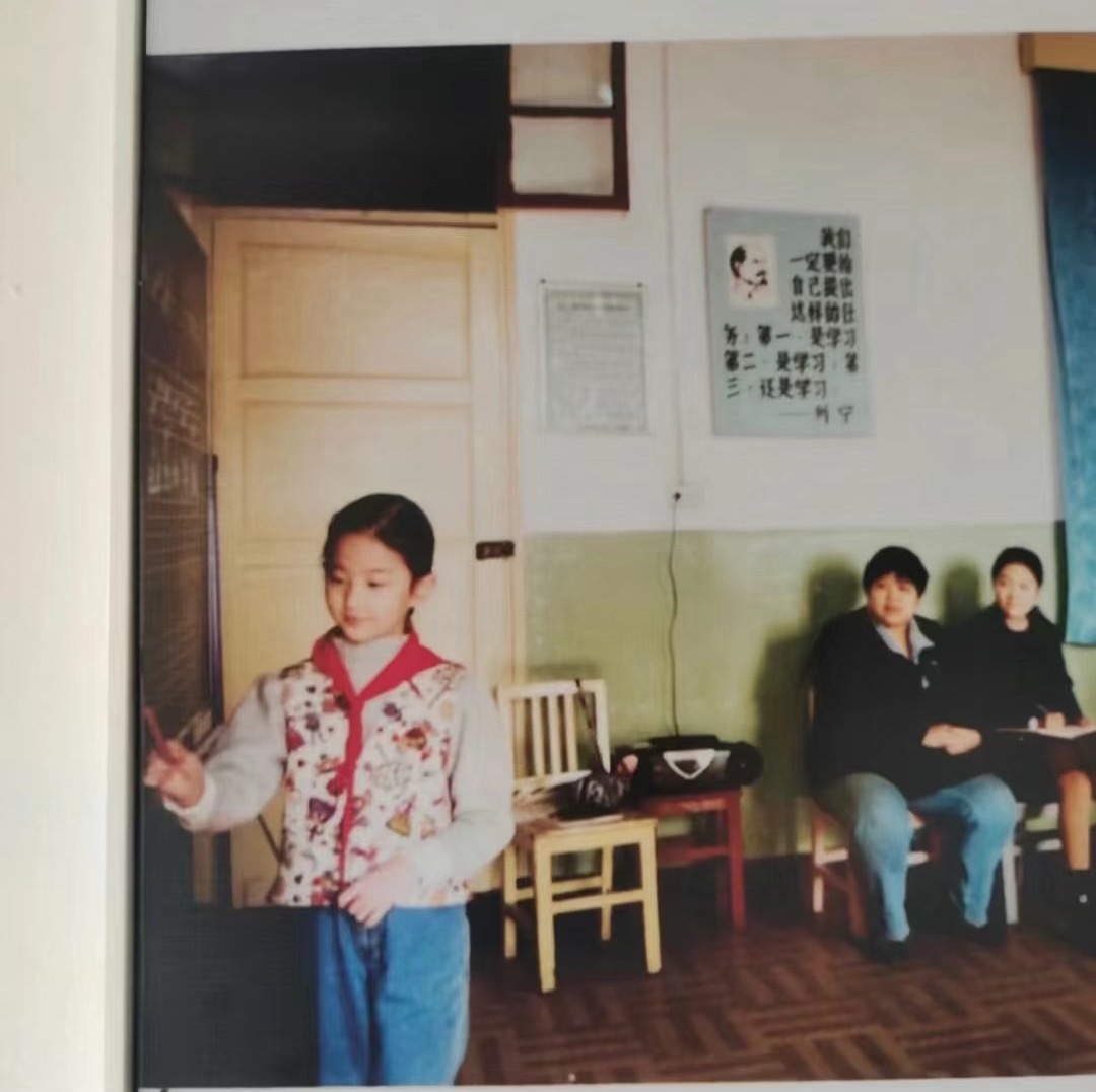 这张刘亦菲第一次见额，29年前戴红领巾的小小仙，从小美到大