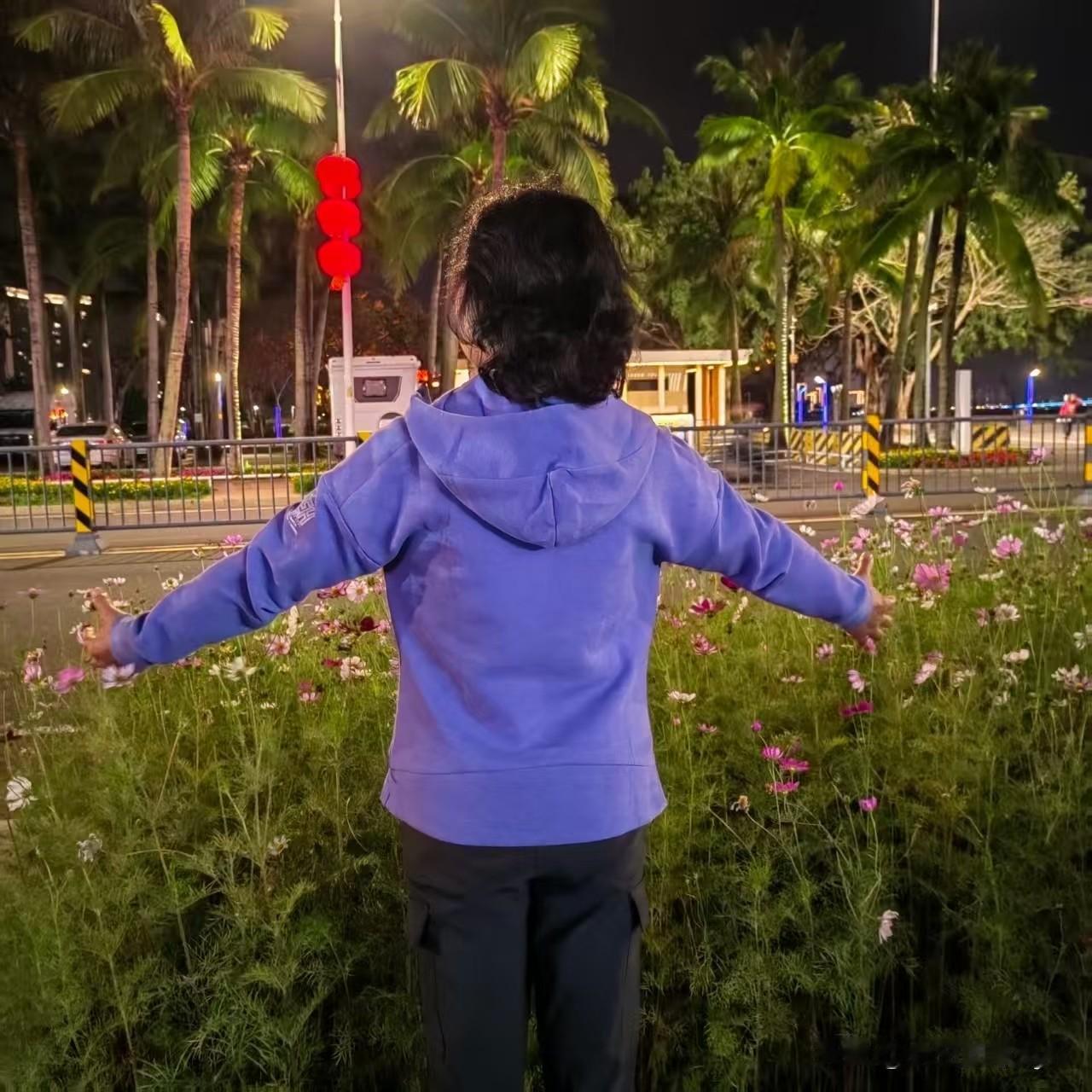 分享一下你随手拍下的照片在等桌吃饭！老公随手给我拍一张照片、猜下我多大年纪。如果