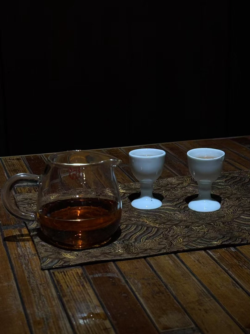 品茶赏器交友  茶，素以清为上，即便是浓茶，也是一种安抚。 