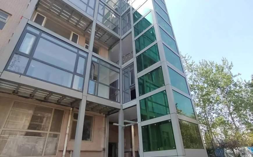 住了二十多年的老楼，六楼没电梯，腿脚不行的老人下个楼比啥都难，有的老人干脆常年待