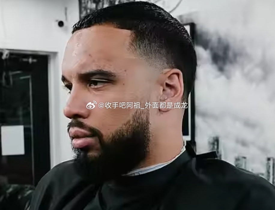 北京时间今日，菲尼克斯太阳队前锋狄龙·布鲁克斯更新个人社媒，他晒出了自己的新旧发