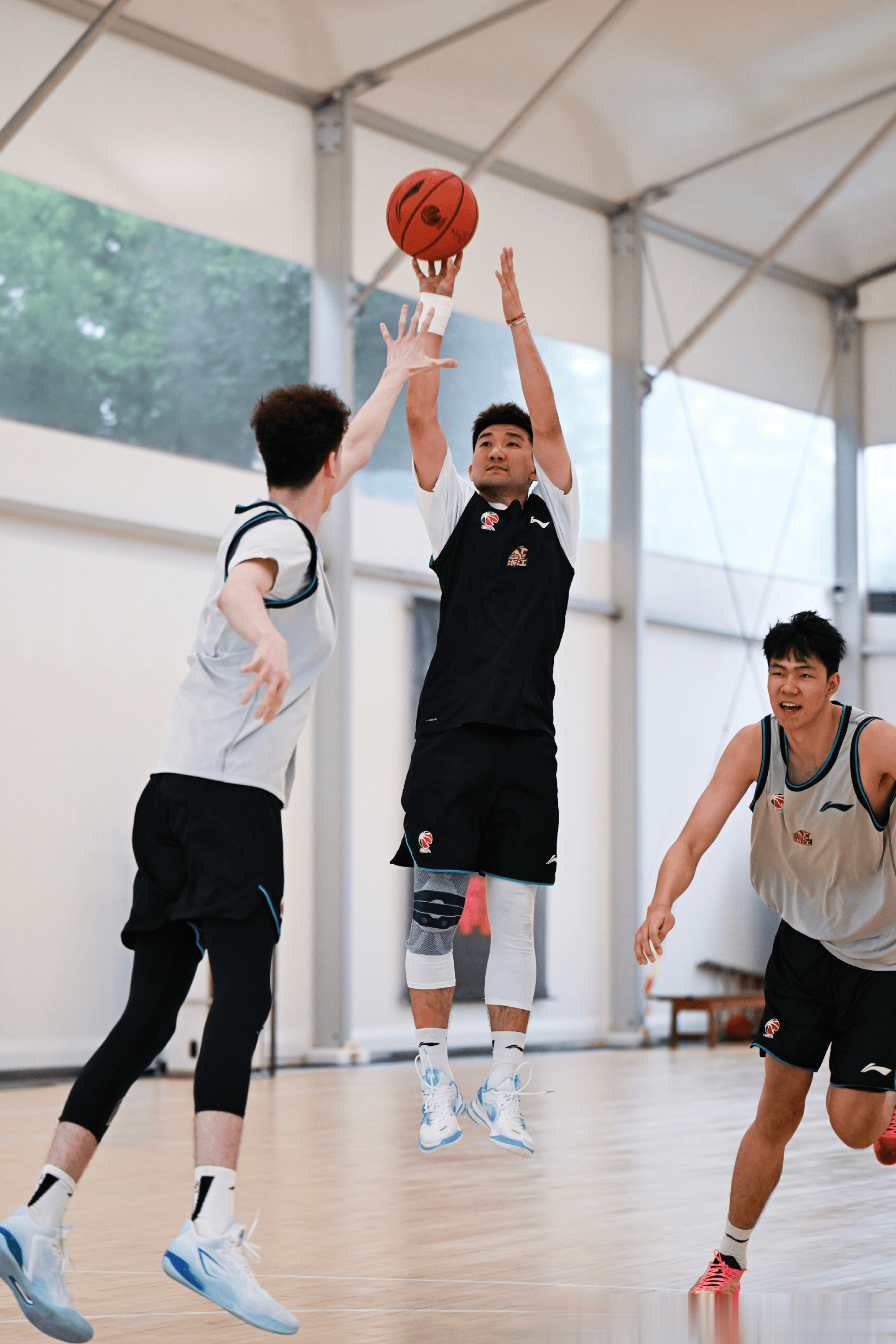 广厦男篮更新社媒分享球队训练图集：新赛季倒计时