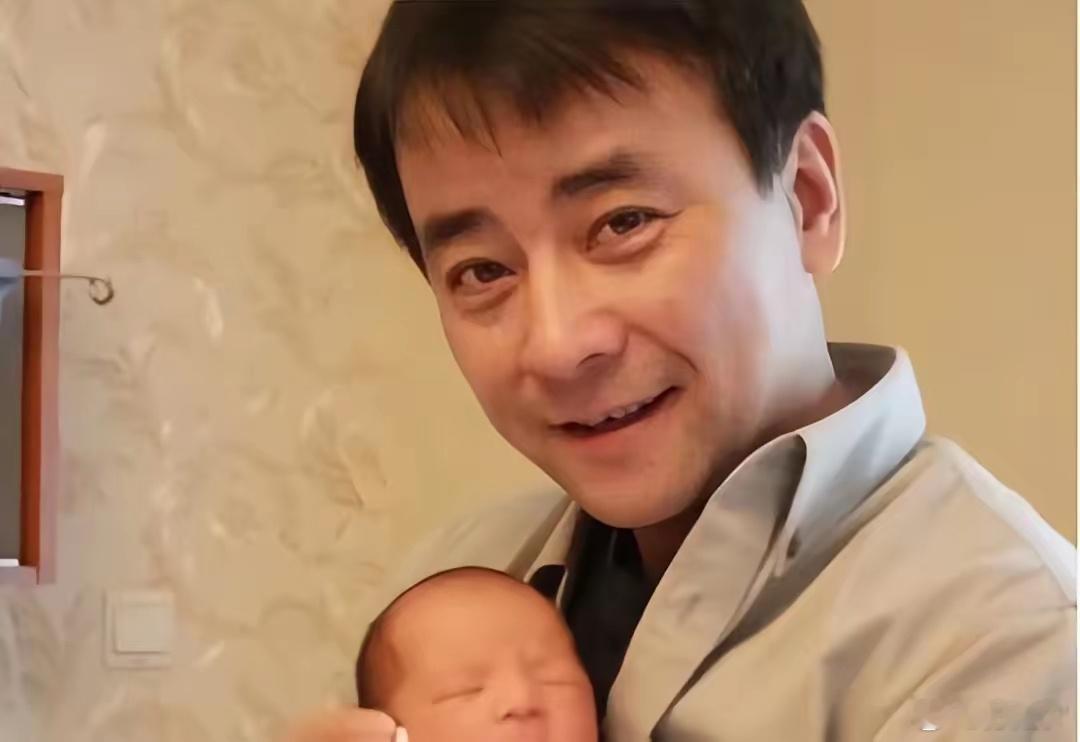 他应该算是内娱为数不多最为干净男演员 了吧！   他娶小自己23岁的郝蕾 陪妻子