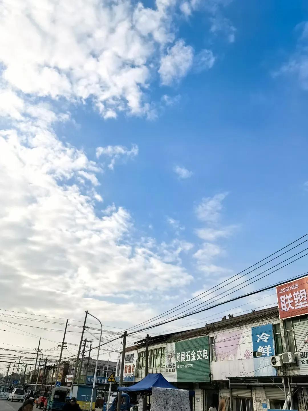 淮安农村繁忙的商铺与悠闲的蓝天白云城市清晨的街道