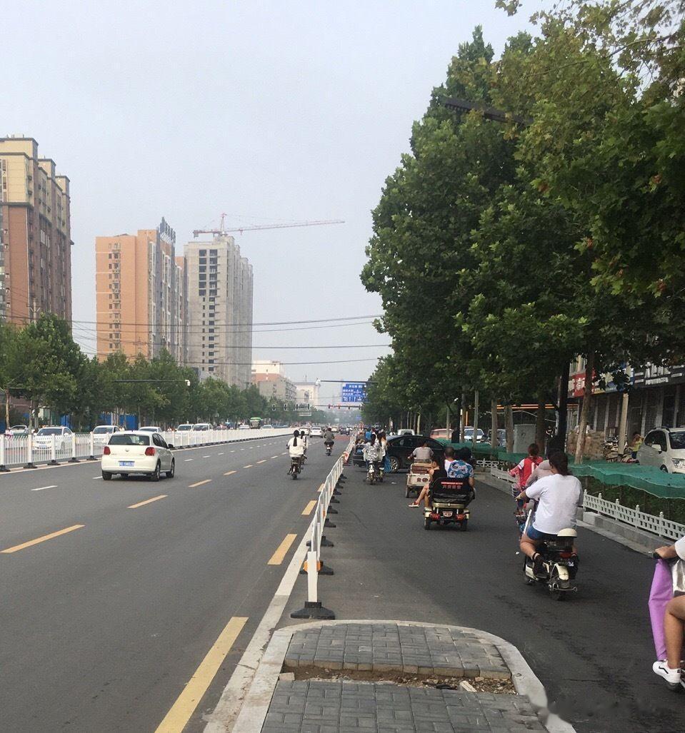 作为汽车博主，与其说电动汽车环保节能，那都是搞笑的，一个充电桩顶几台空调的功率了