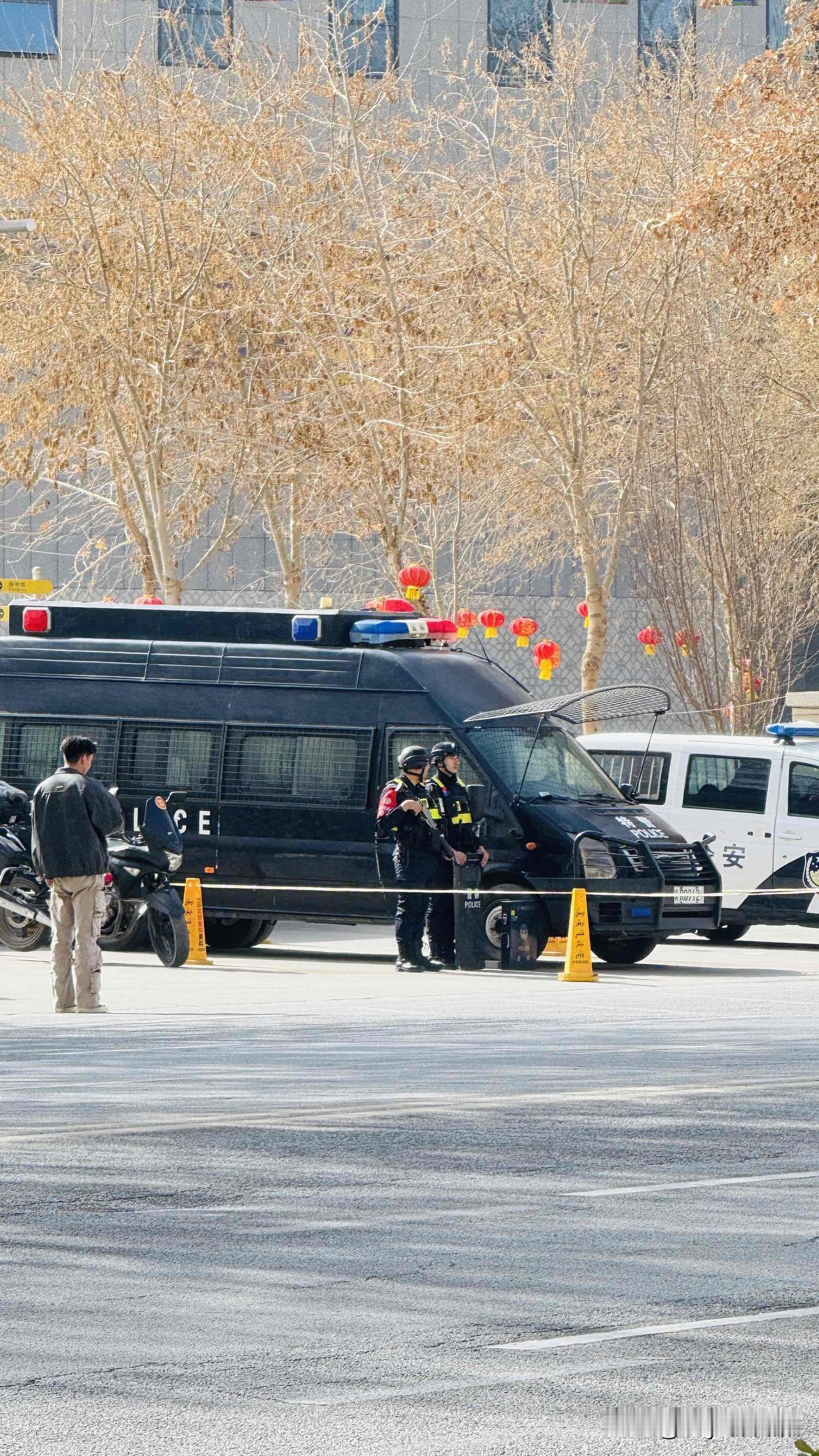 新疆警察多、街头警务站密集，核心是反恐维稳、地域辽阔、基层治理、服务民生四大原因