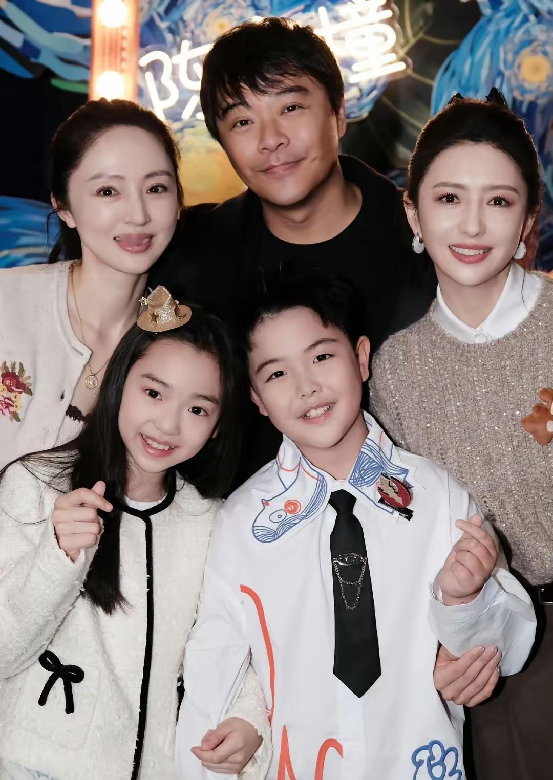 这张照片里，陈思诚头歪向董璇，网友纷纷调侃他俩更像是一对。
但大家却没注意到，陈