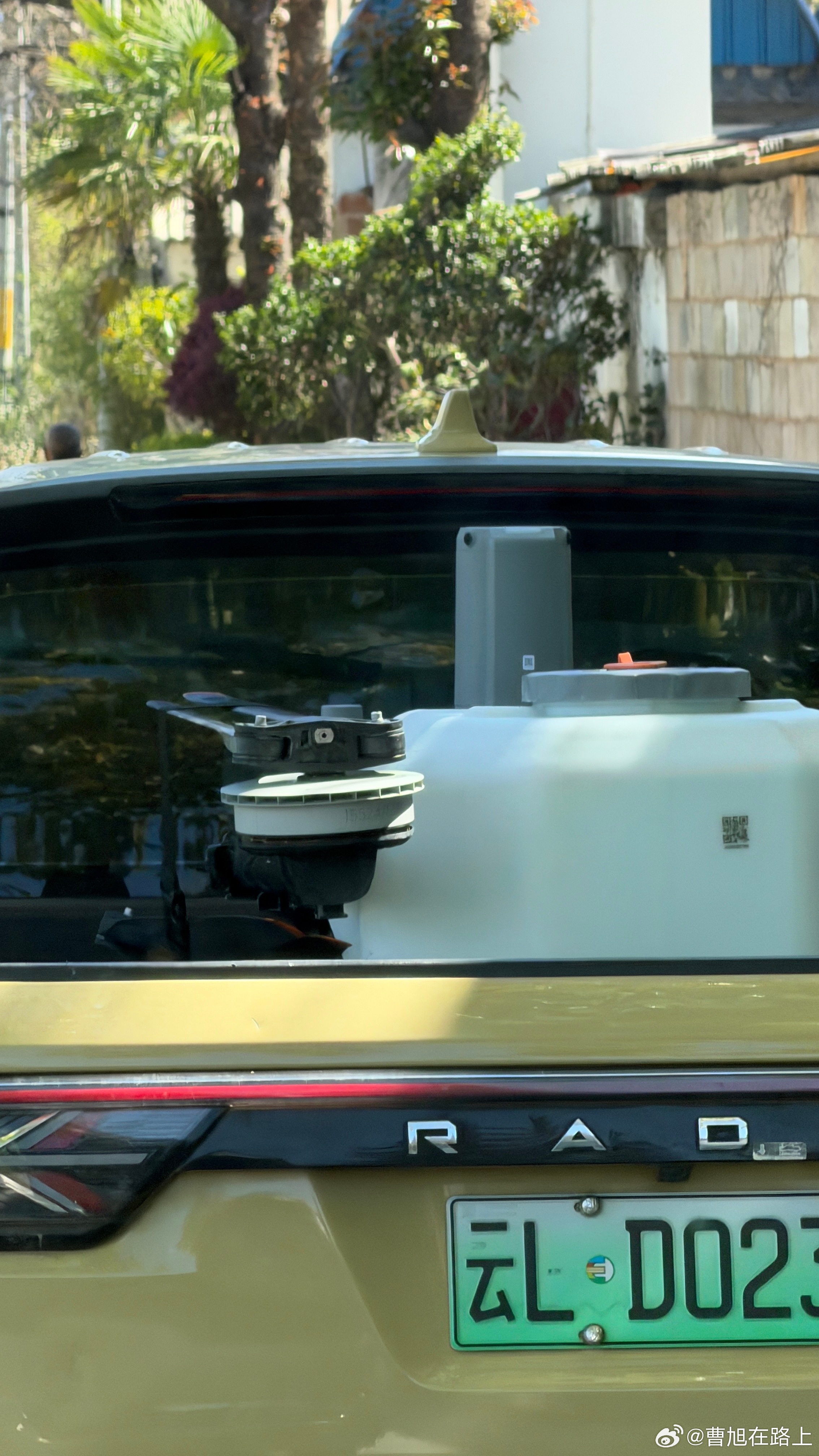 一忙忘记发了 真的见过一次大疆的农业机生意配合雷达的这台电皮卡，拉着撒农药和播种