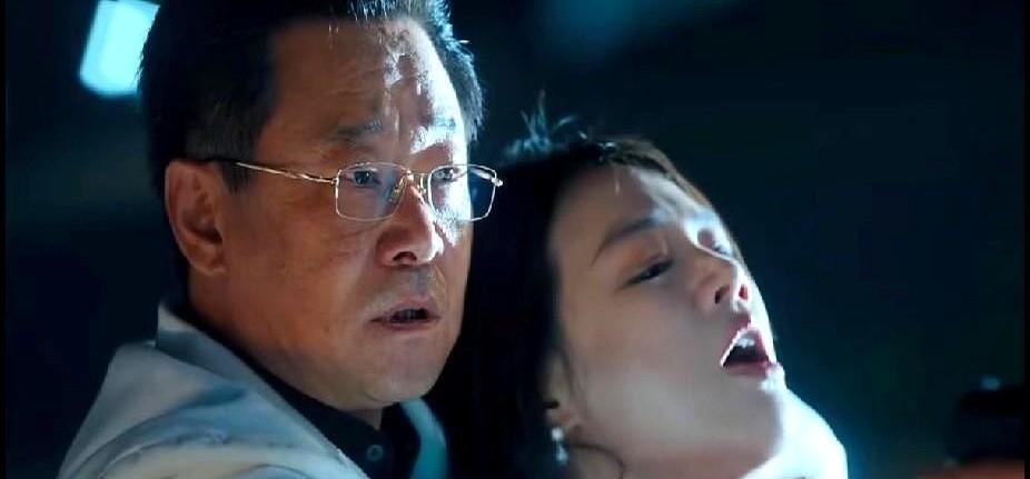 吴国豪死前死死盯着女儿衣角那块奶渍，我瞬间破防了。
一个恶人最后的软肋，竟然是一