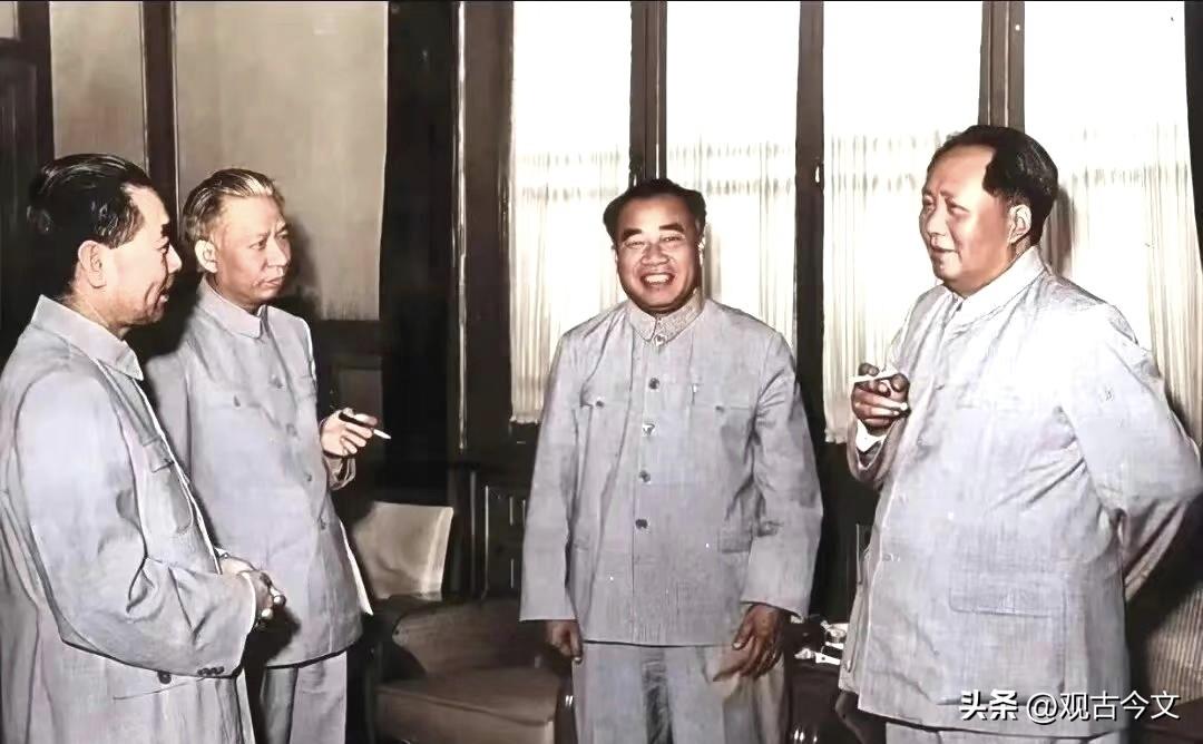 周恩来，刘少奇，朱德，毛主席在中南海怀仁堂休息室（1956年摄）