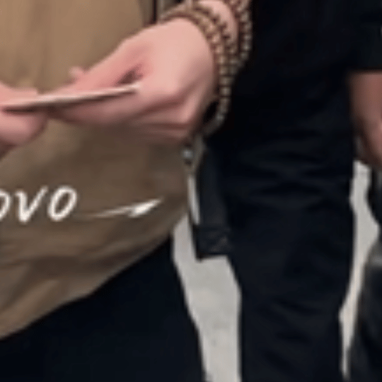 费启鸣走机场一秒八百个假动作 戏内戏外都是喜剧人说的就是费启鸣吧，走机场一秒八百