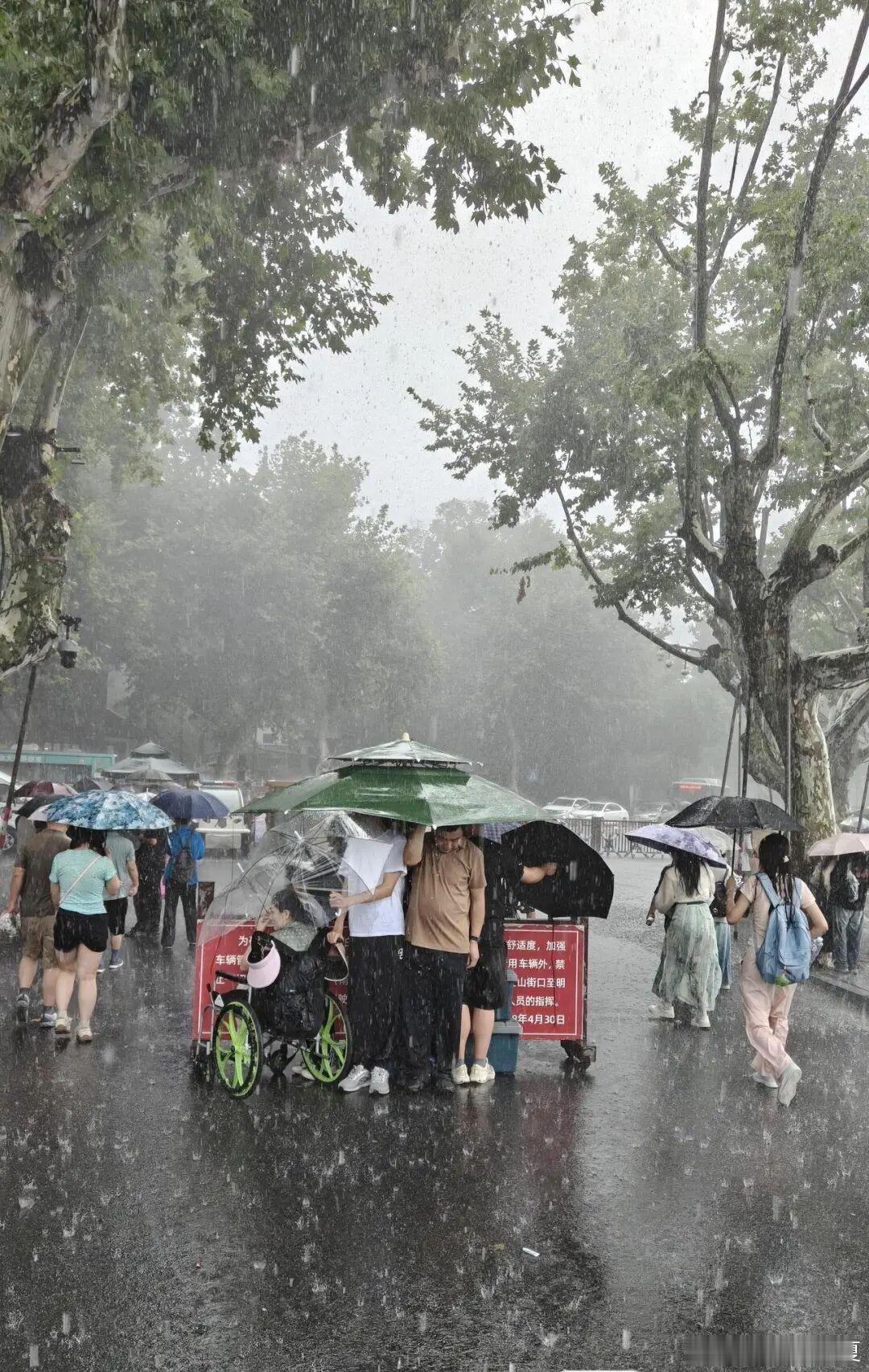 白海豚来袭西湖断桥挤满人台风“白海豚”外围风雨突袭杭州西湖，前一刻还游人如织的断
