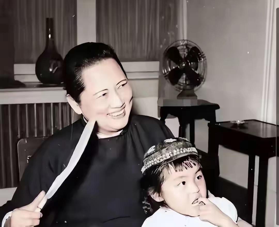 这是69的宋庆龄和她的养女隋永清的真实合影，都看看吧，母女俩相处融洽，温馨感十足