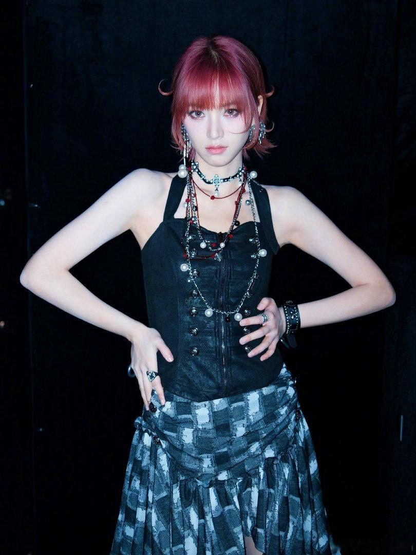 黄灿灿今晚继续追梦黄灿灿红发小魔女 黄灿灿二公造型狠狠惊艳！氛围感满满的烟熏妆搭