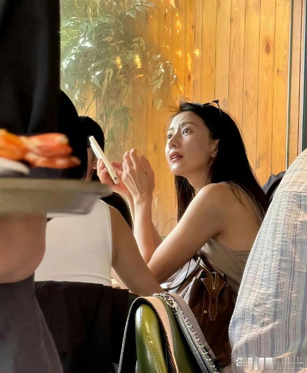高圆圆的颜值温柔又动人，清雅的气质直击人心，实在让人难以抗拒。 