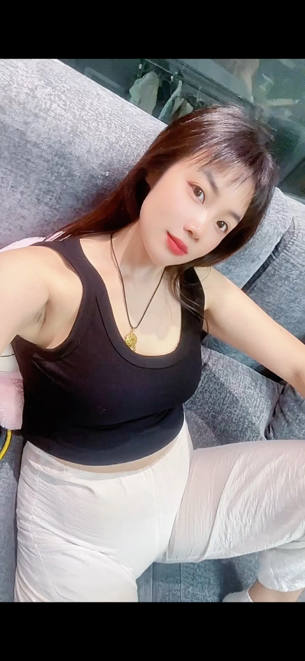 望天边的冷月，是长夜是哽咽，万里归途写满风雪；这一程再跨越，别胆怯别停...