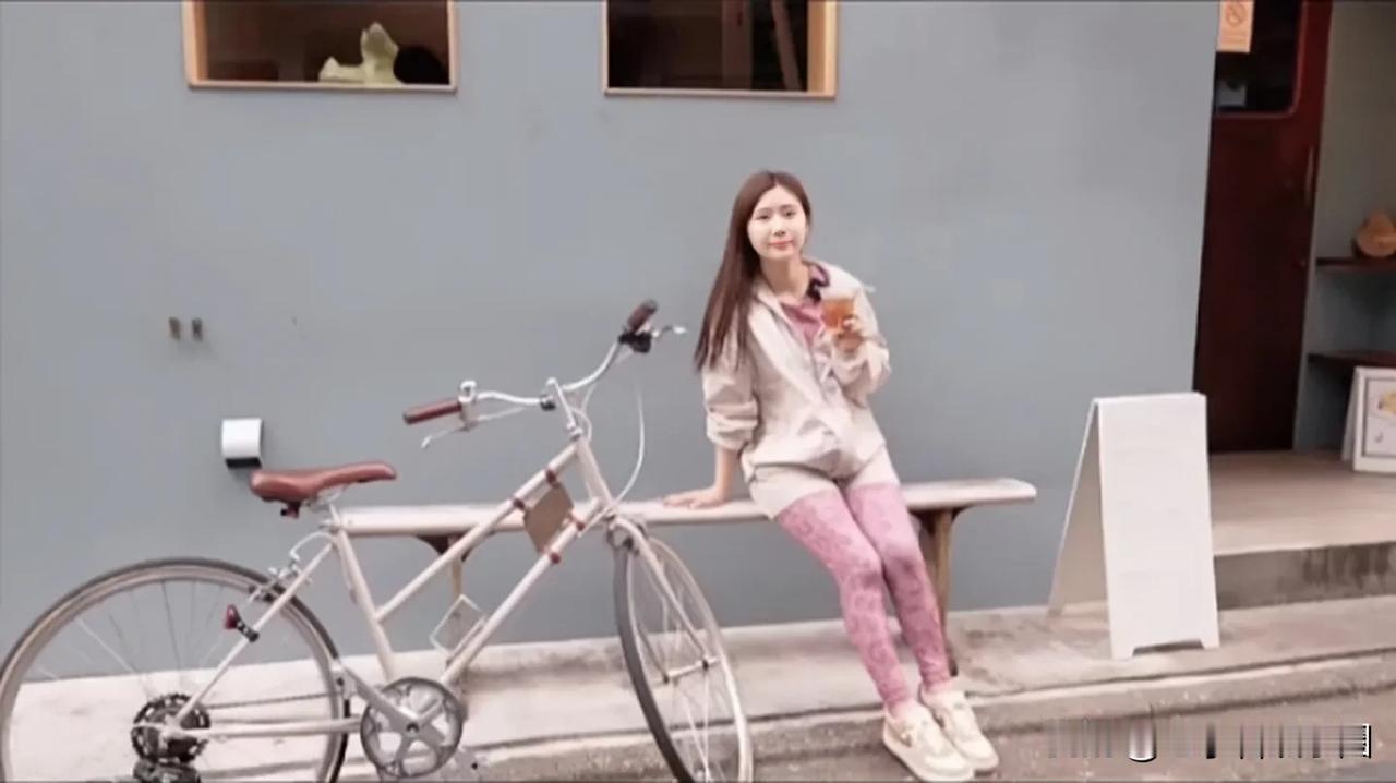 福原爱穿着粉红色连体衣出来游玩了。
不得不说，现在的福原爱有了很大的改变。
以前