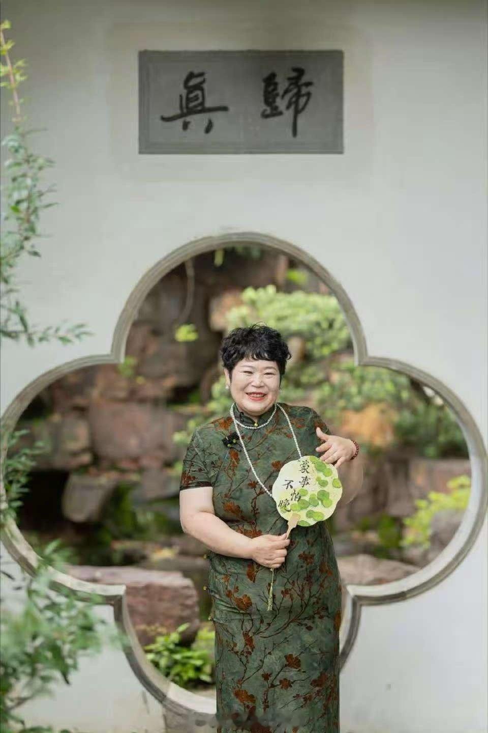 房主任穿旗袍原来是在致敬李波 李波不仅教会了房主任表演技巧，更传递了对喜剧的热爱