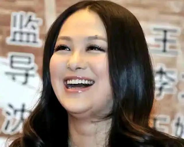 人到中年都逃不脱发胖的怪圈，沈傲君年轻时，拥有惊人美貌，可现在年纪一大，就发福的